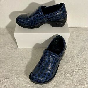 BOC Born Concept Vegan Blue Black Reptile Embossed Clogs Women’s Size 8